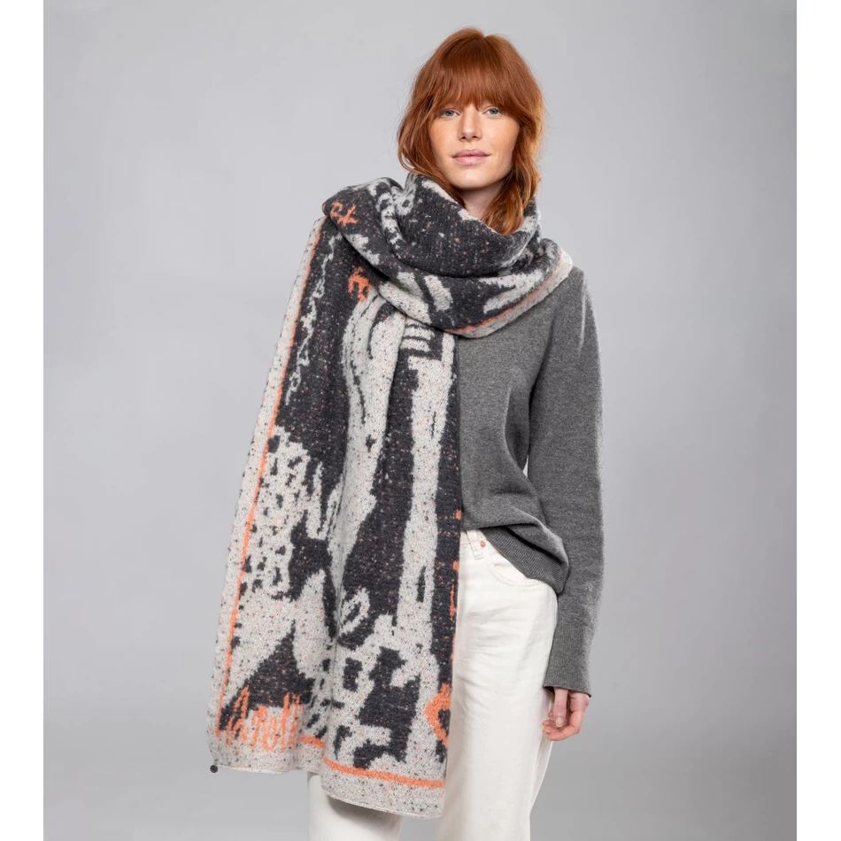 Anekke Melnbalta Mūsdienīga šalle.