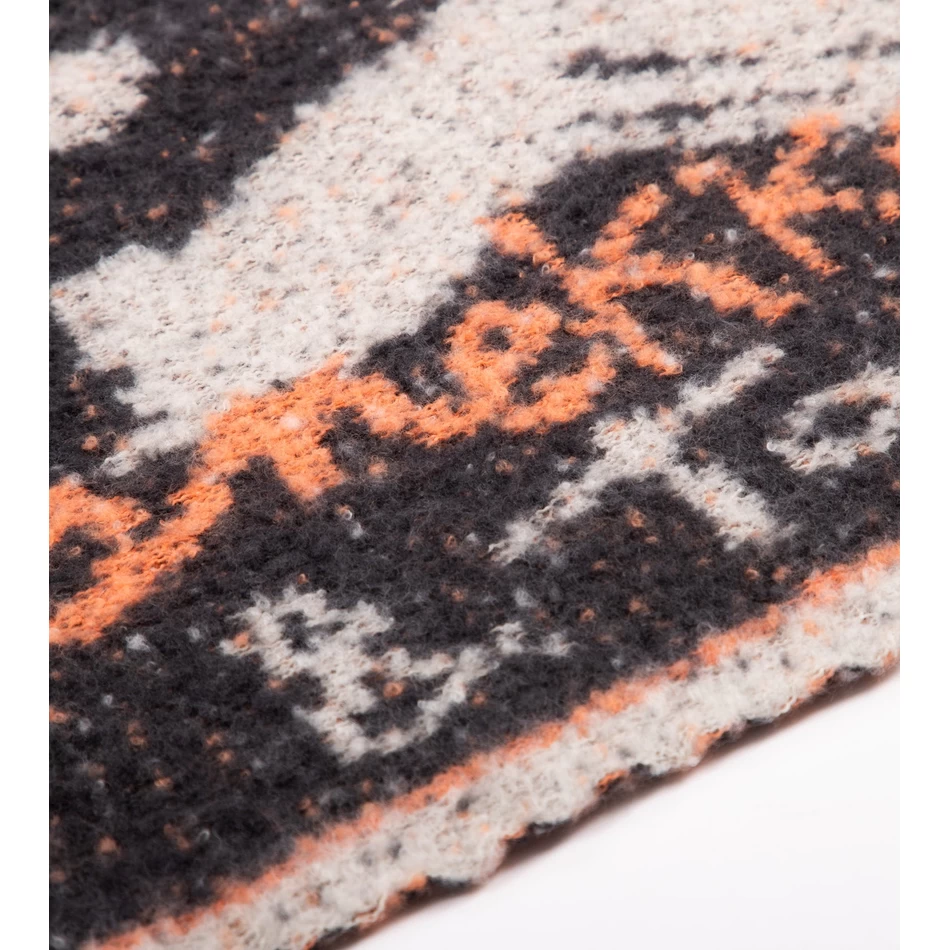 Anekke Melnbalta Mūsdienīga šalle.