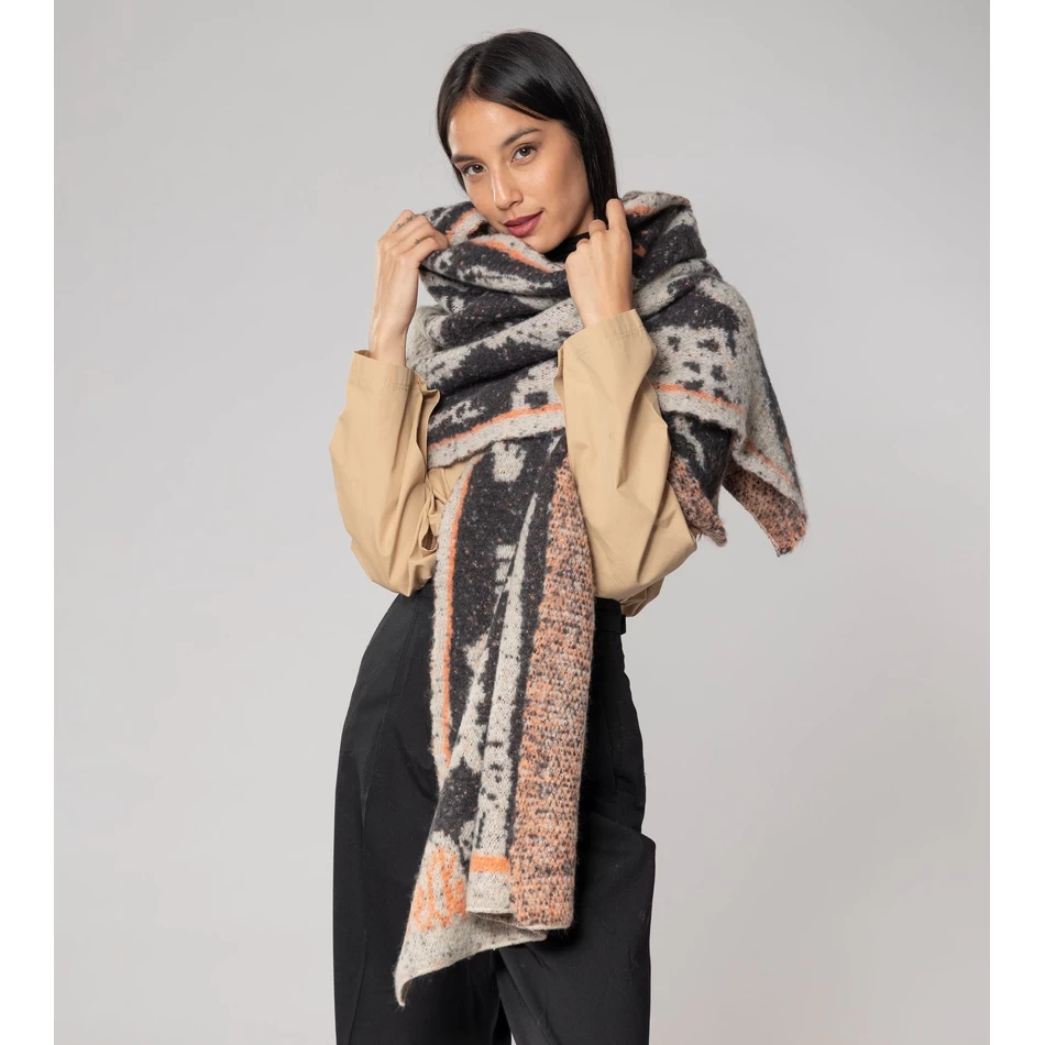 Anekke Melnbalta Mūsdienīga šalle.