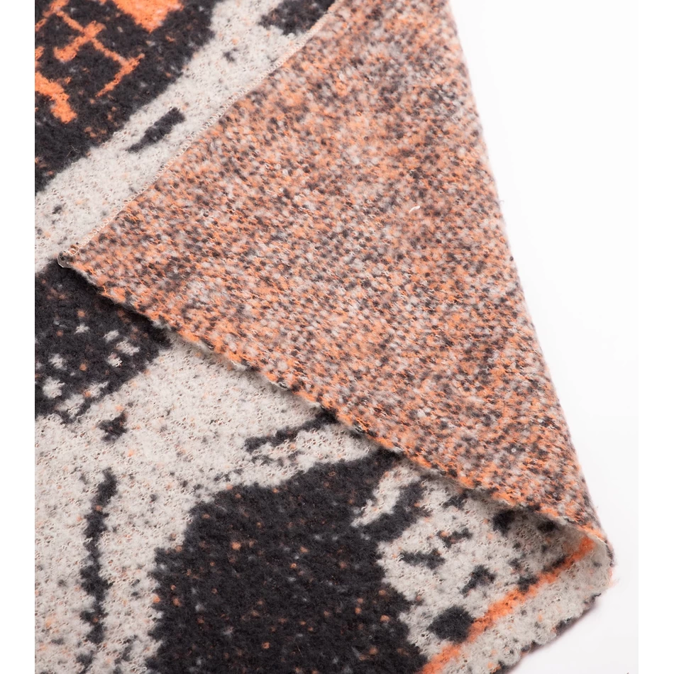 Anekke Melnbalta Mūsdienīga šalle.