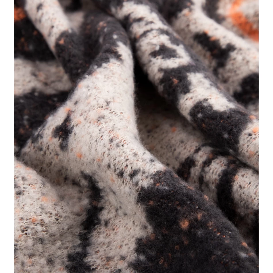 Anekke Melnbalta Mūsdienīga šalle.