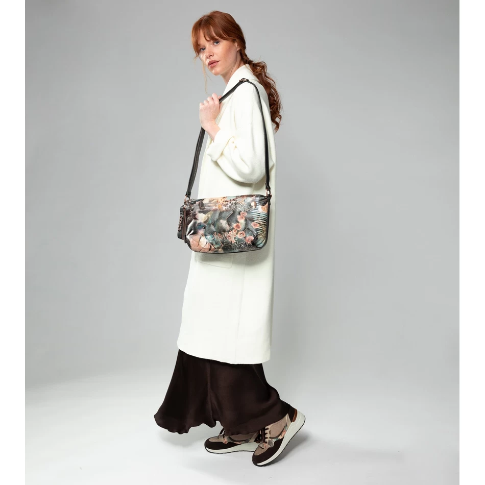 Anekke Shōen Padded shoulder bag with metallic handle