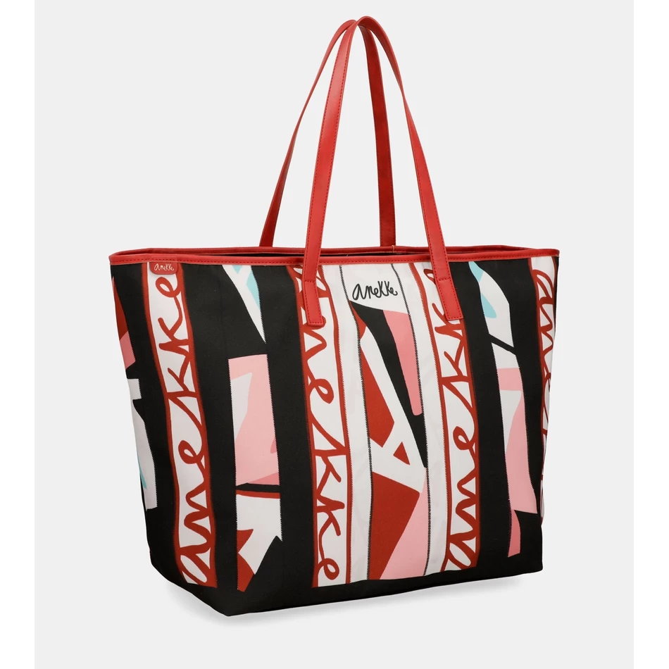 Anekke Love to share beach bag